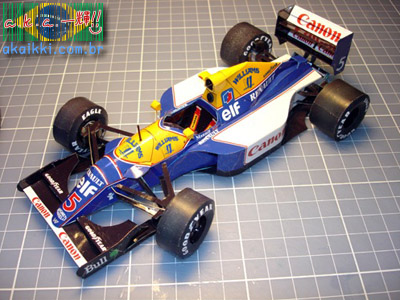 Também, com um carro desses, até a Janái sem óculos daria OWNED no Senna...!!