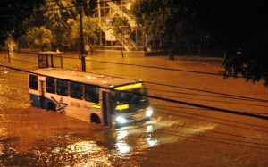 Ônibus trafega na contramão na Rua Professor Eurico Rabelo - Foto: G1