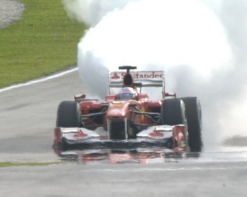 "E o Alonso vai parando!! Felipe Massa vai liderar o campeonato!! VAI FELIPE MASSA DO BRASIIIIIL!!"